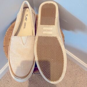 NEW - TOMS Women’s Loafer